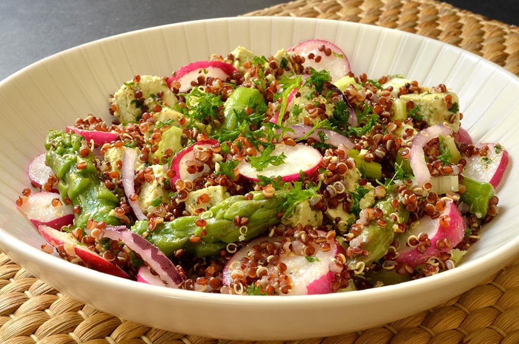Quinoa aux légumes de printemps & sauce yaourt citron-coriandre 🌱